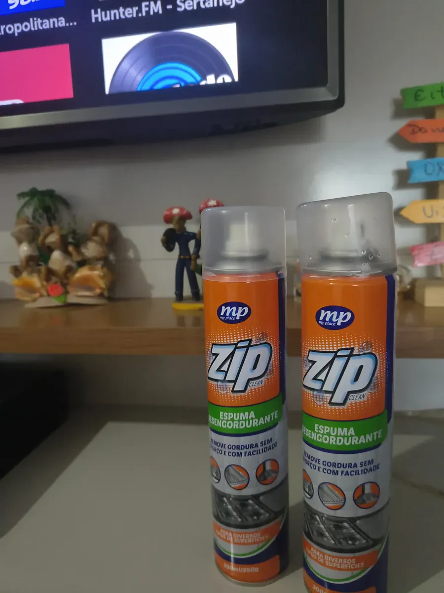 Duas latas na estante